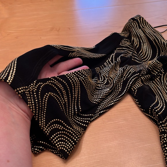 Cache Black One Sleeve Top with Gold Swirl Stud Design Sz M - Picture 14 of 14